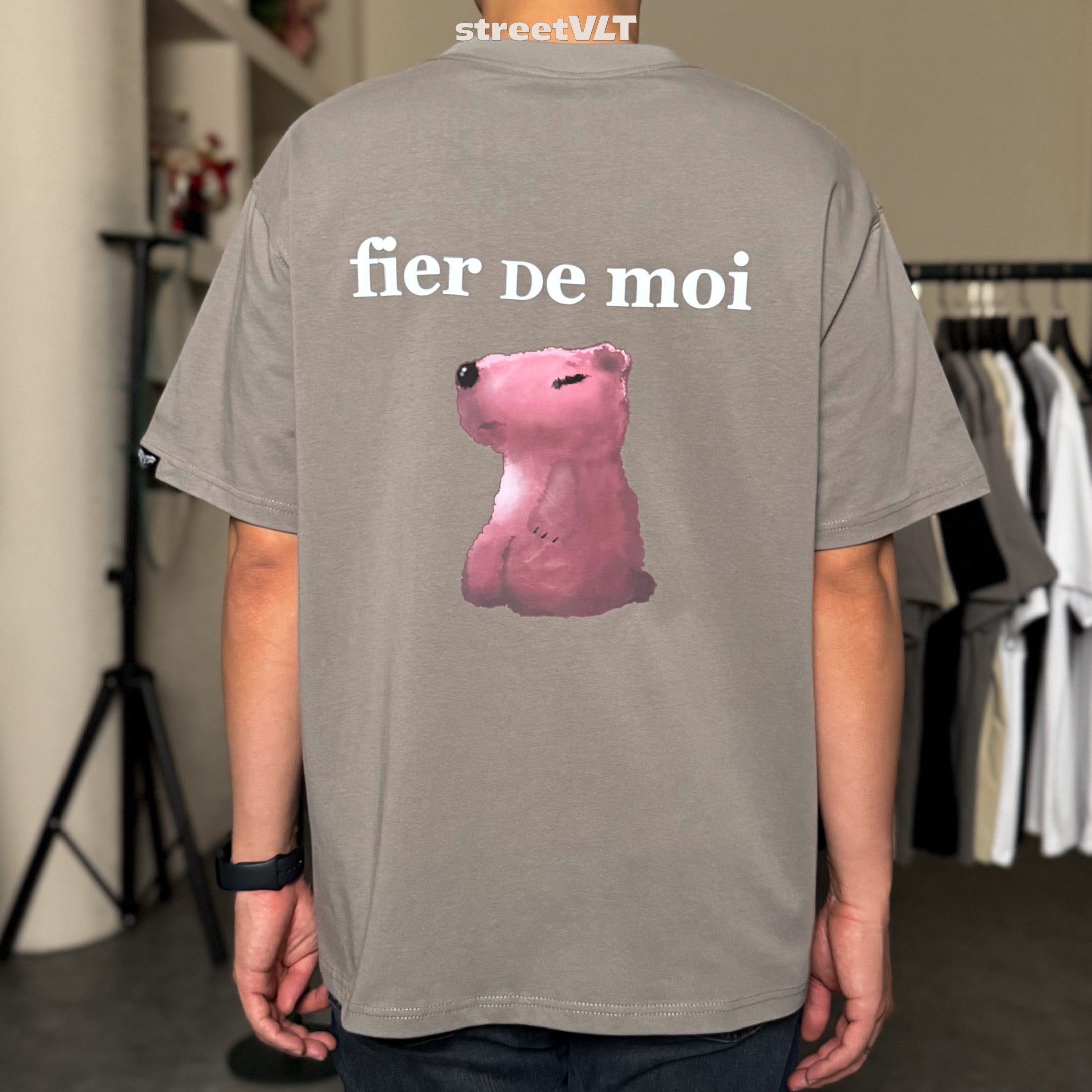 Fier De Moi Capybara Napping Sitting Tee